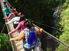 des gens marchant sur un pont suspendu